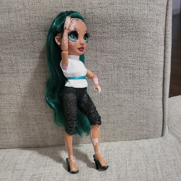 Rare Jewel Richie Rainbow High Emerald Green, Vitiligo Doll. - Picture 3 of 6